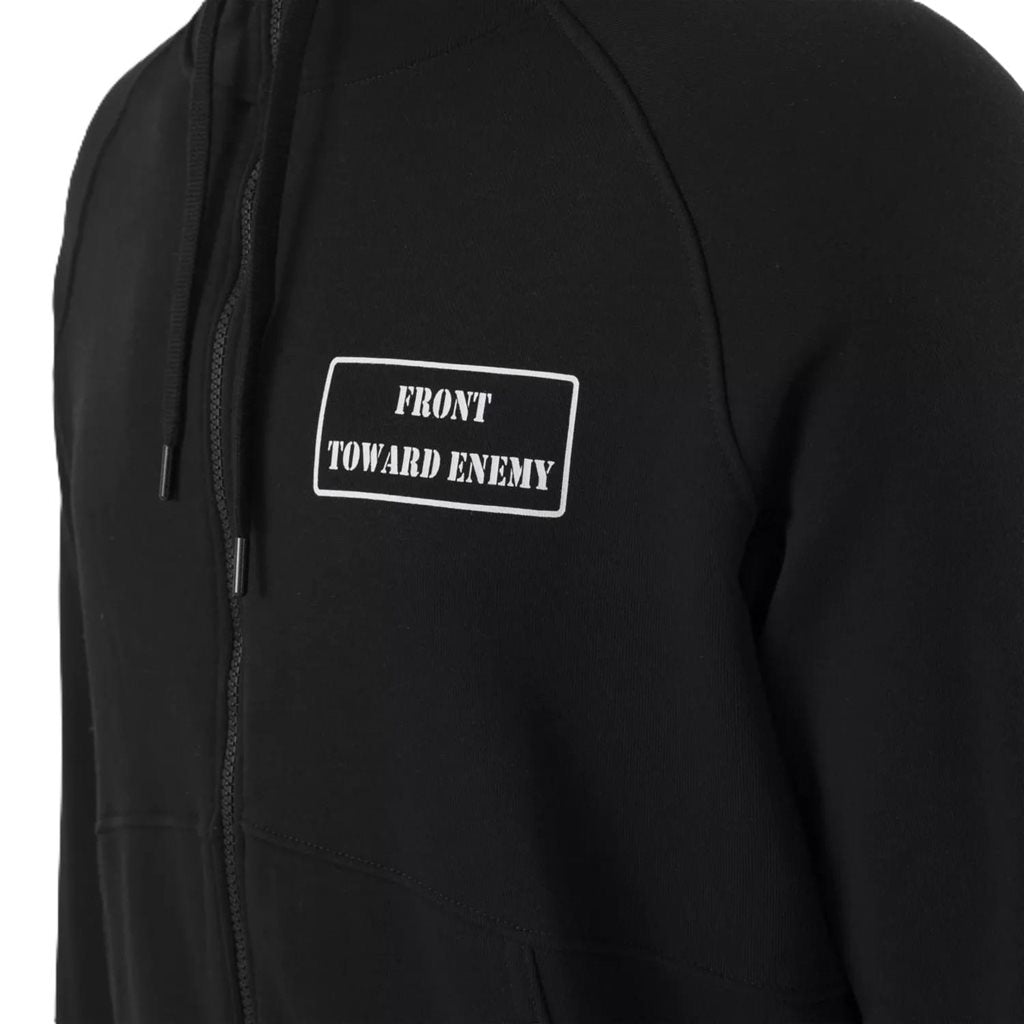 Sudadera negra con capucha y cremallera, estampado blanco FRONT TOWARD ENEMY