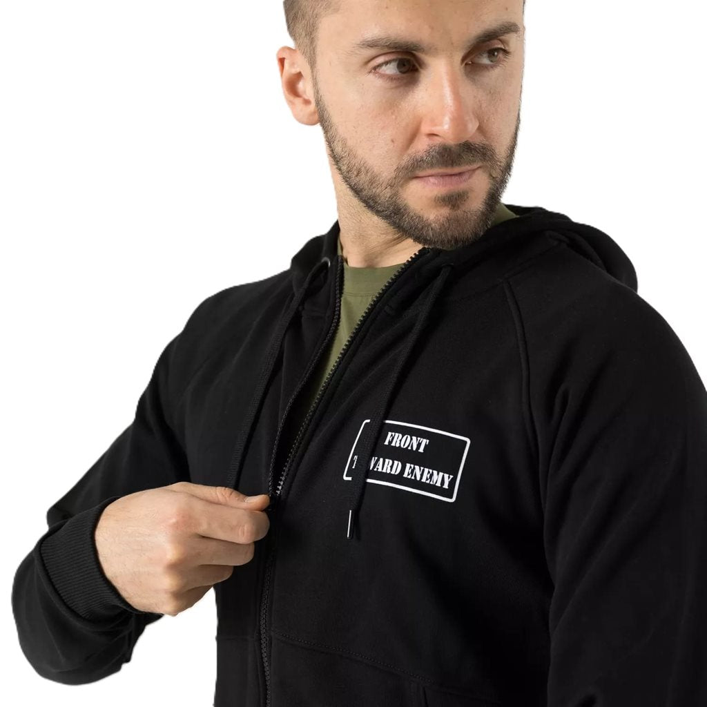 Sudadera negra con capucha y cremallera, estampado blanco FRONT TOWARD ENEMY