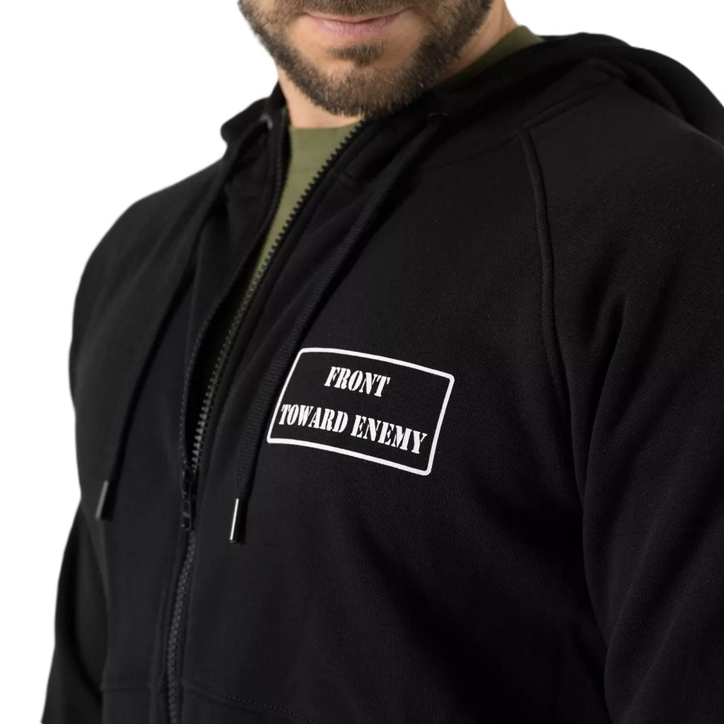 Sudadera negra con capucha y cremallera, estampado blanco FRONT TOWARD ENEMY