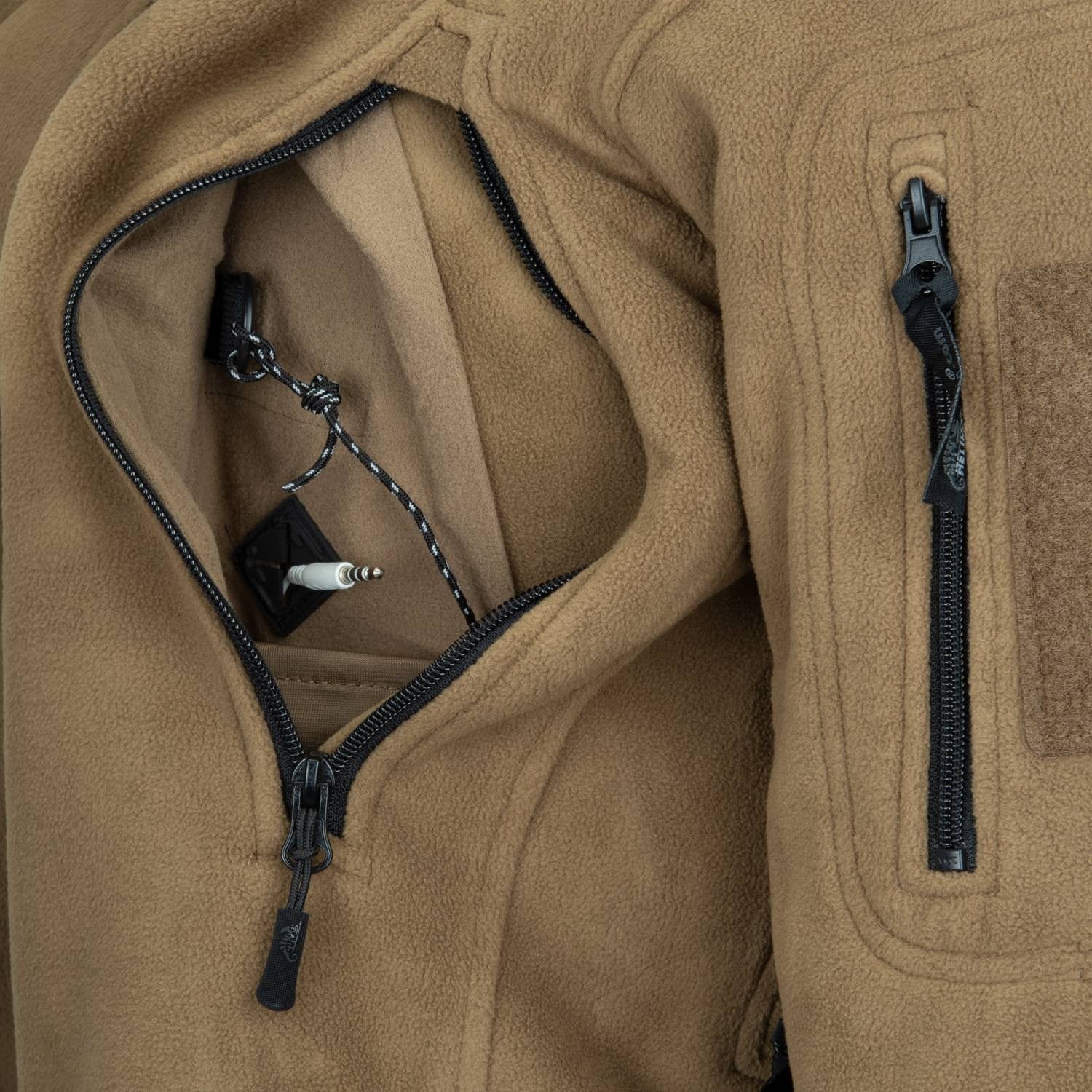 Chaqueta polar PATRIOT Heavy Fleece negra, cálida y con múltiples bolsillos