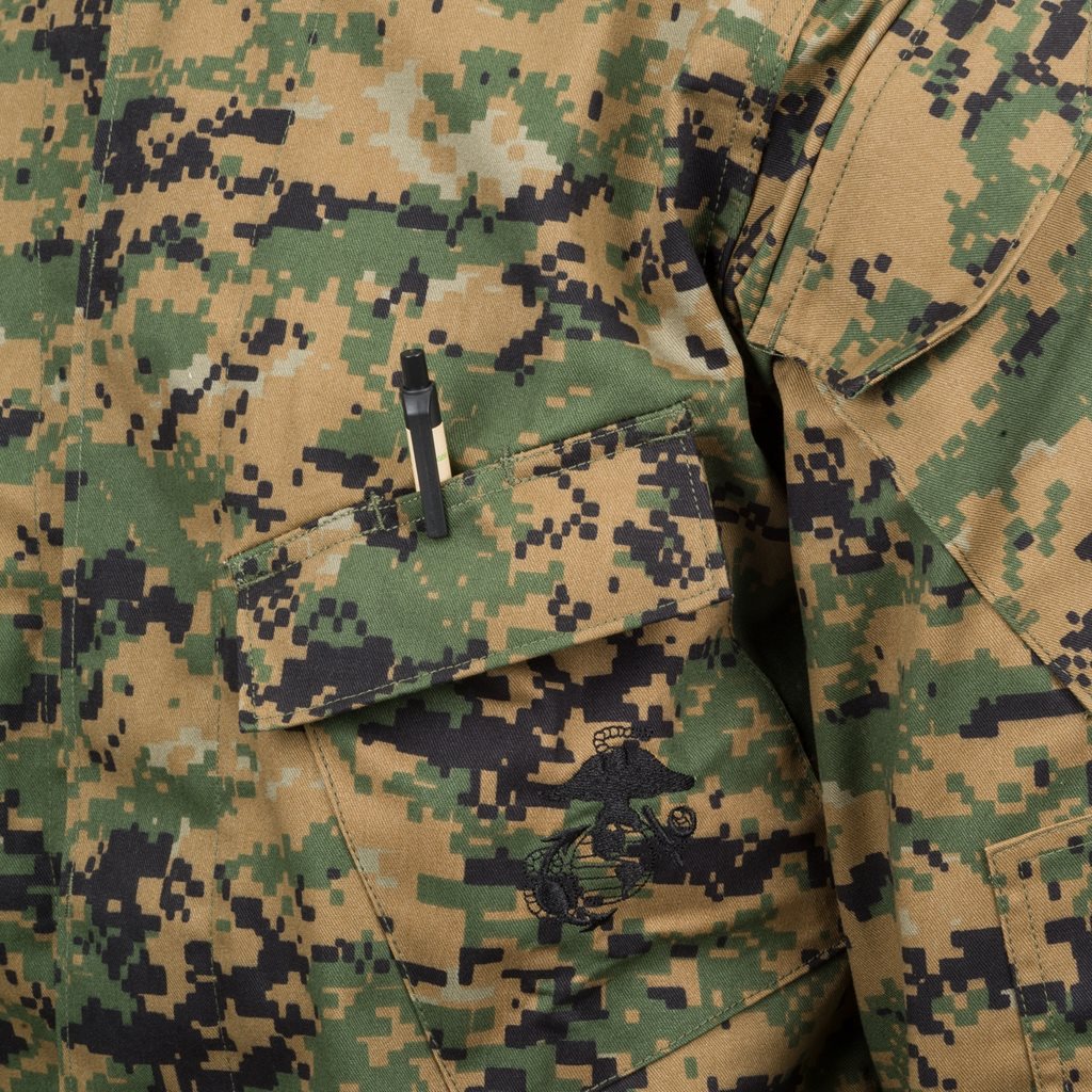 Chaqueta USMC Digital Woodland con emblema EGA bordado y bolsillos inclinados
