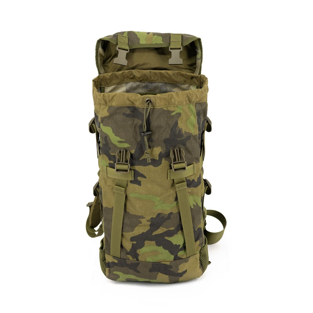 Mochila AČR TL-30 gen. II vz.95, vista frontal con correas y respaldo acolchado
