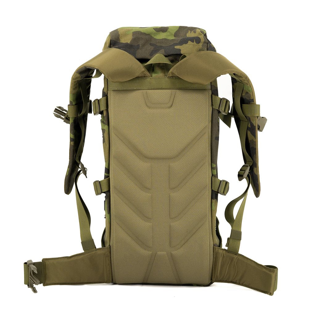 Mochila AČR TL-30 gen. II vz.95, vista frontal con correas y respaldo acolchado