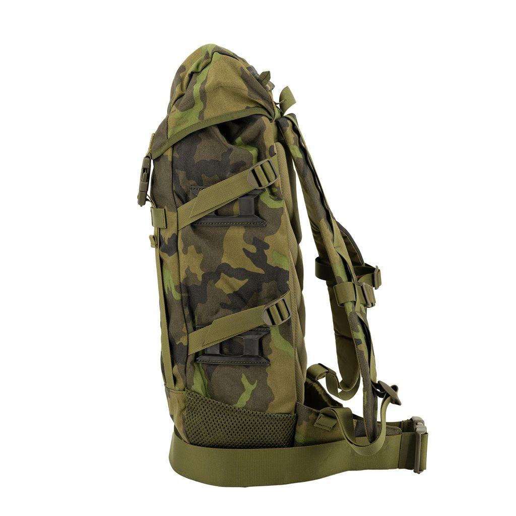 Mochila AČR TL-30 gen. II vz.95, vista frontal con correas y respaldo acolchado