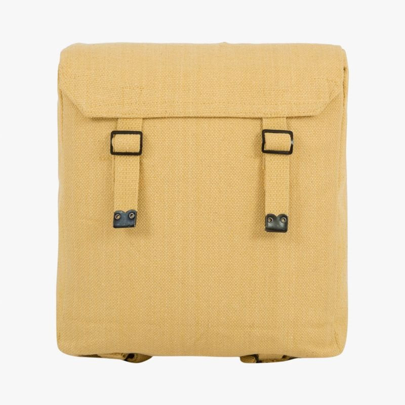 Mochila negra de lona resistente 33×31×10 cm, capacidad ~10 L, tirantes ajustables