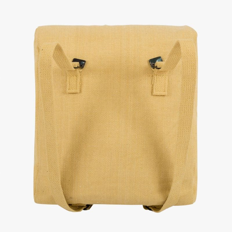 Mochila negra de lona resistente 33×31×10 cm, capacidad ~10 L, tirantes ajustables