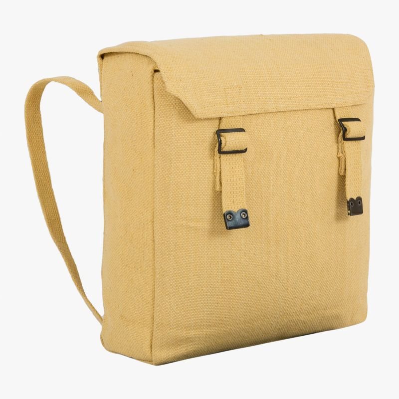 Mochila negra de lona resistente 33×31×10 cm, capacidad ~10 L, tirantes ajustables