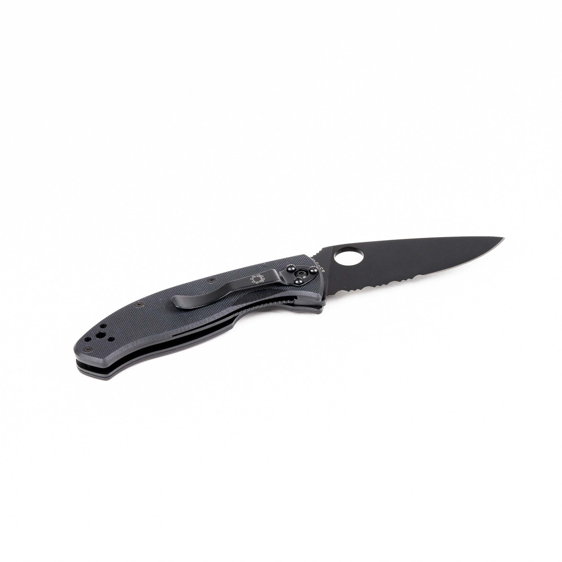 Navaja plegable Spyderco Tenacious negra con hoja ennegrecida y filo combinado