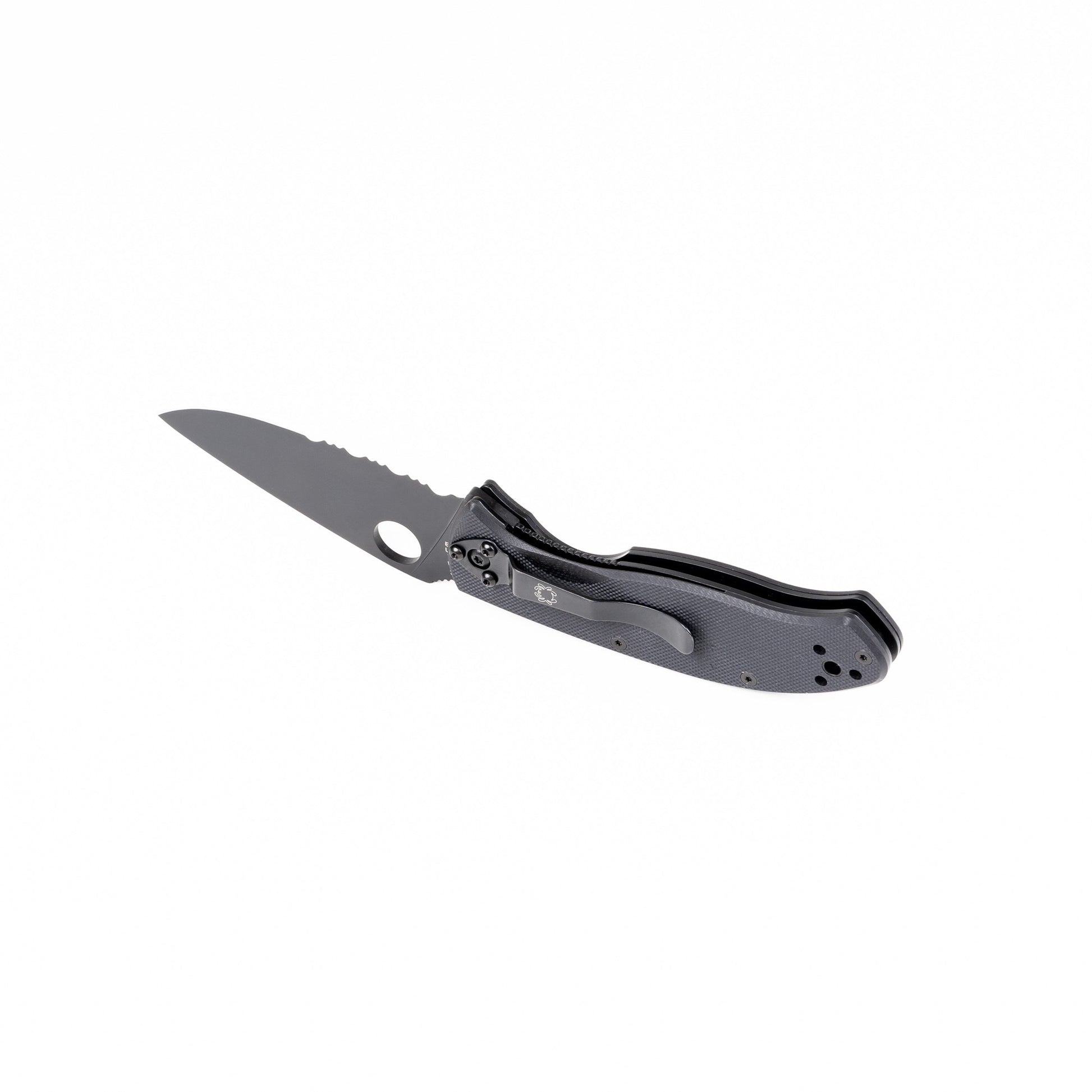 Navaja plegable Spyderco Tenacious negra con hoja ennegrecida y filo combinado