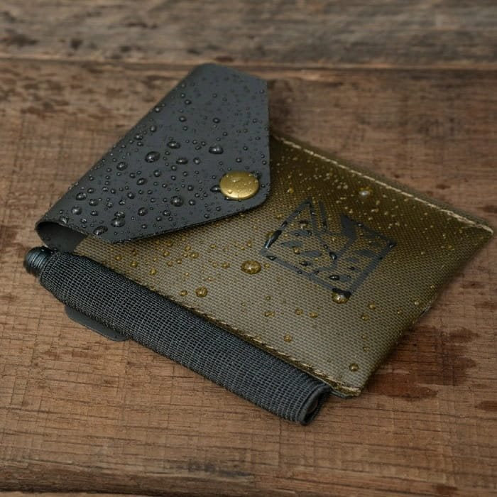 Funda Monsoon impermeable en TPU con cierre de presión, incluye bloc y bolígrafo