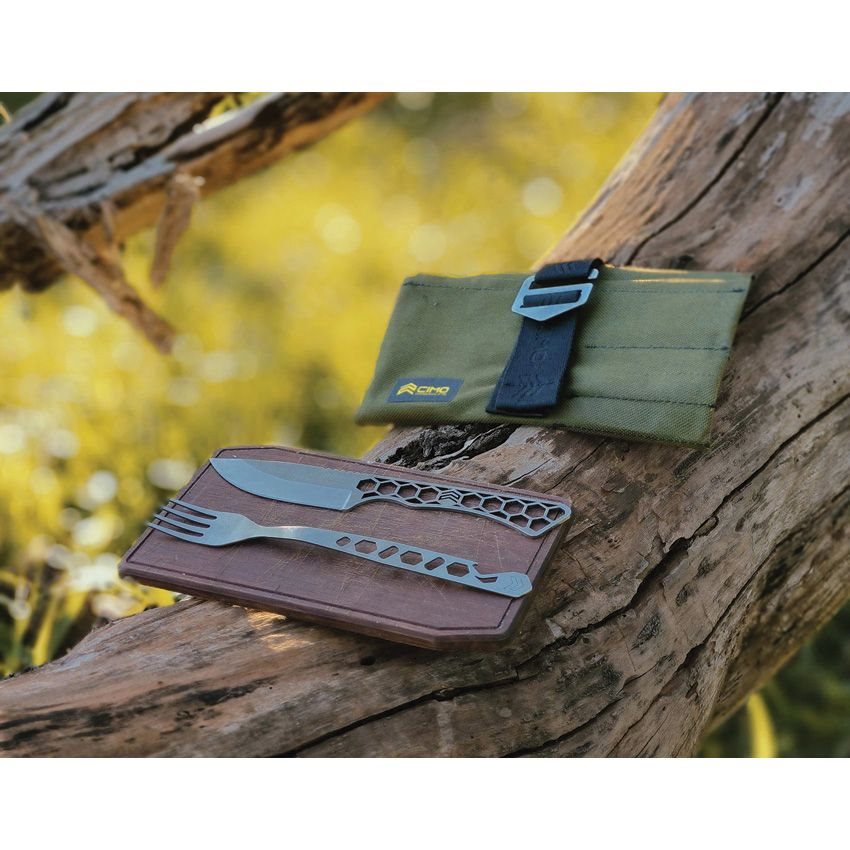 Cuchillo CAMP de acero 420 con acabado satinado y funda; hoja de filo liso y zona rugosa para apoyo del dedo