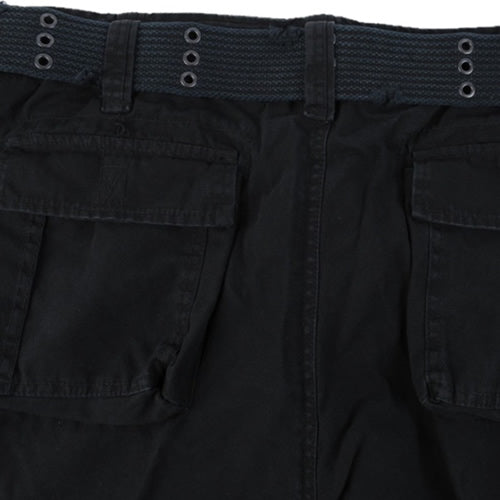 Bermudas cargo negras AVAGE con cinturón vintage y múltiples bolsillos