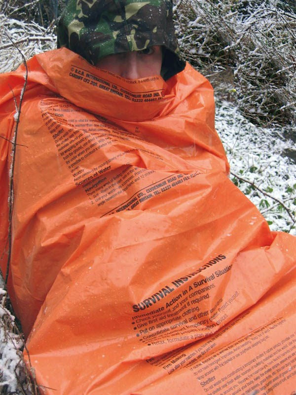 Saco de emergencia naranja con instrucciones