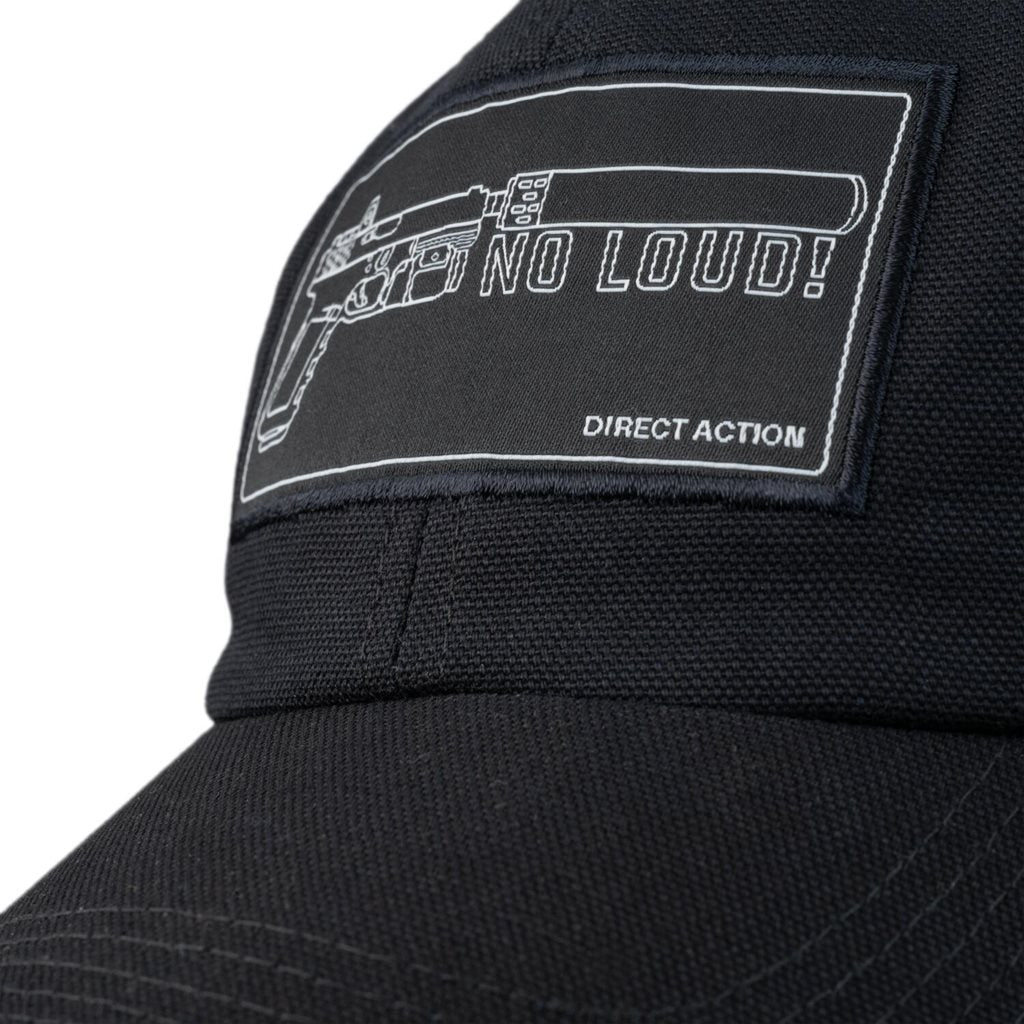 Gorra de béisbol negra con malla y estampado NO LOUD! en el frontal