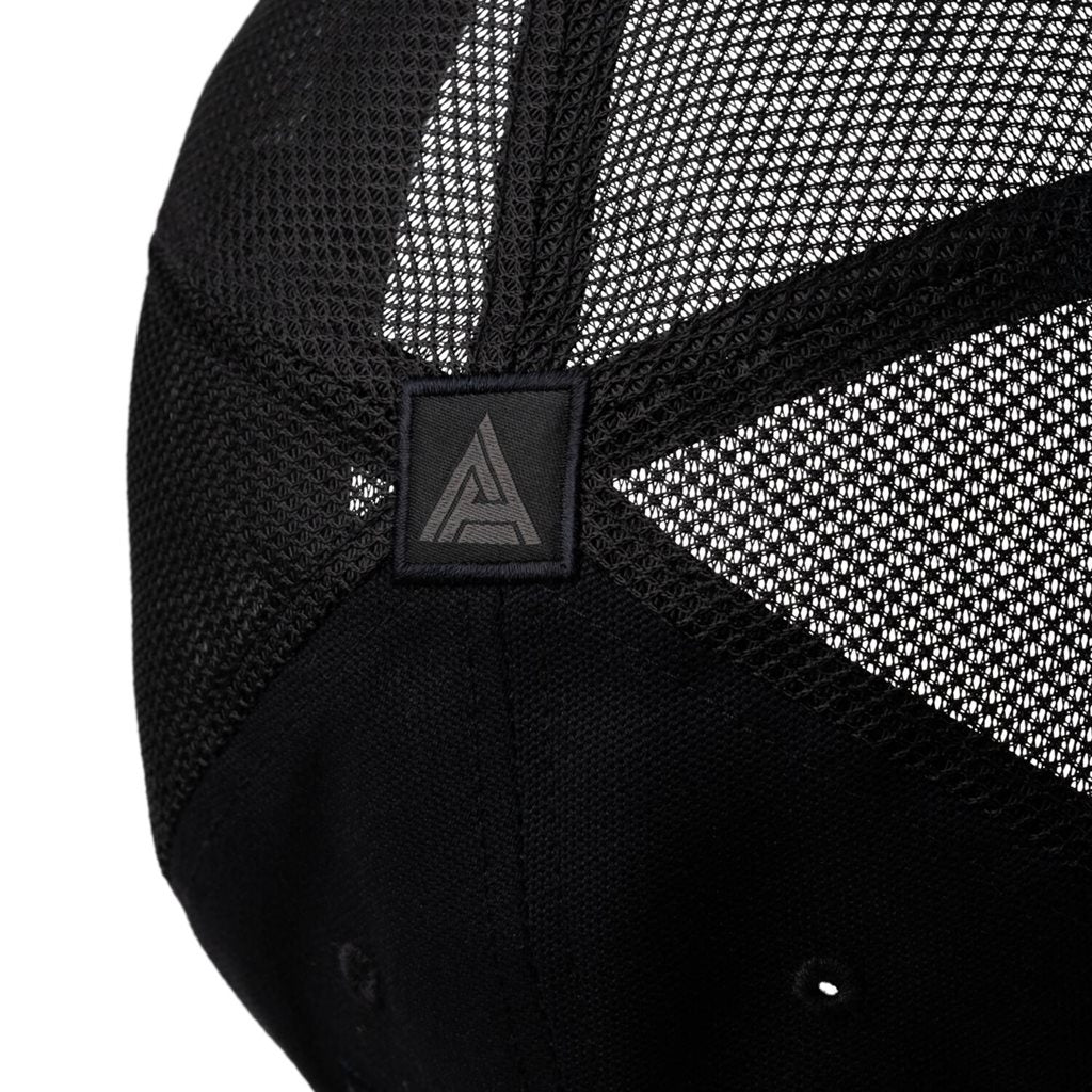 Gorra de béisbol negra con malla y estampado NO LOUD! en el frontal