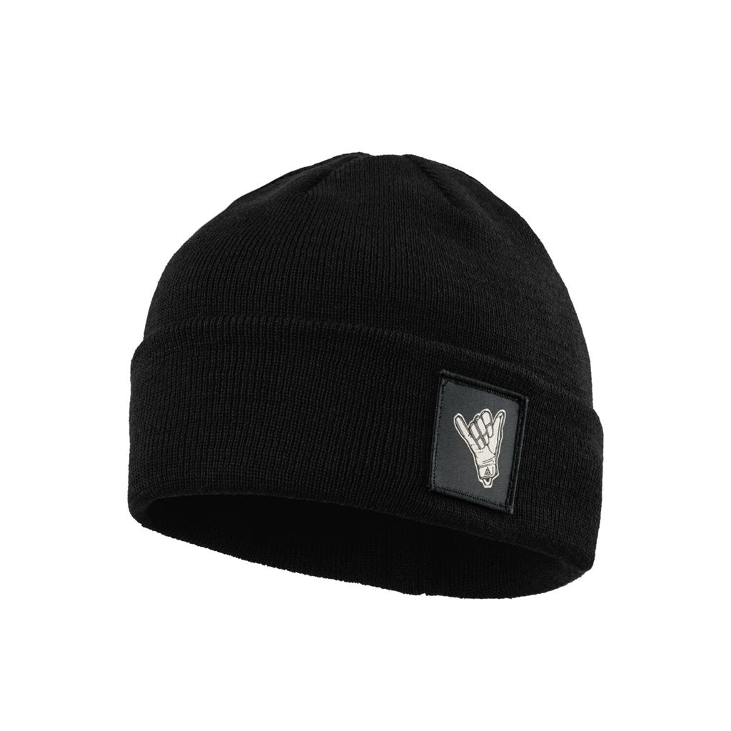Gorro SHAKA Merino negro con pequeño parche que muestra el gesto SHAKA