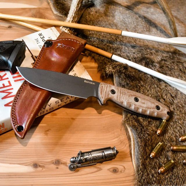 Cuchillo REPUBLIC Bushcraft S35VN con funda y mango Micarta