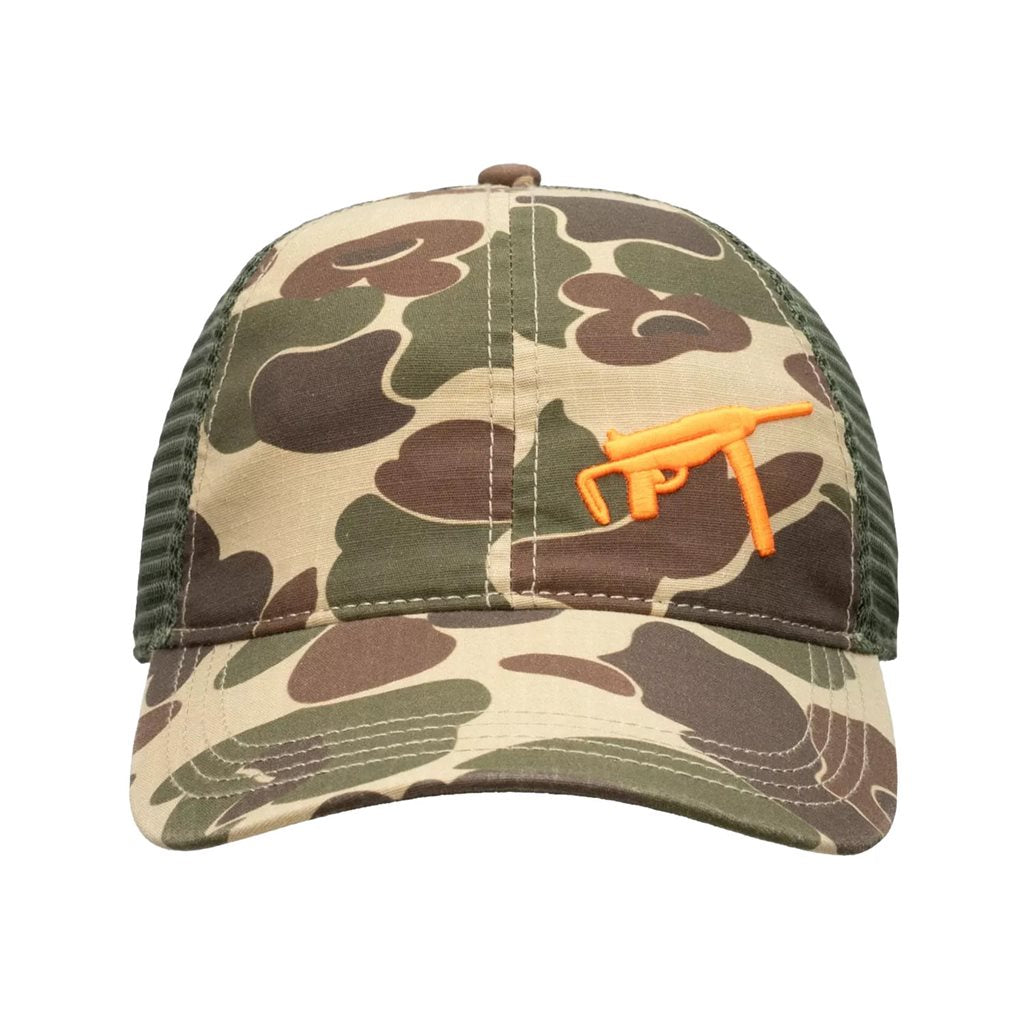 Gorra trucker GREASE GUN en estampado Duck Hunter con bordado del arma M3A1