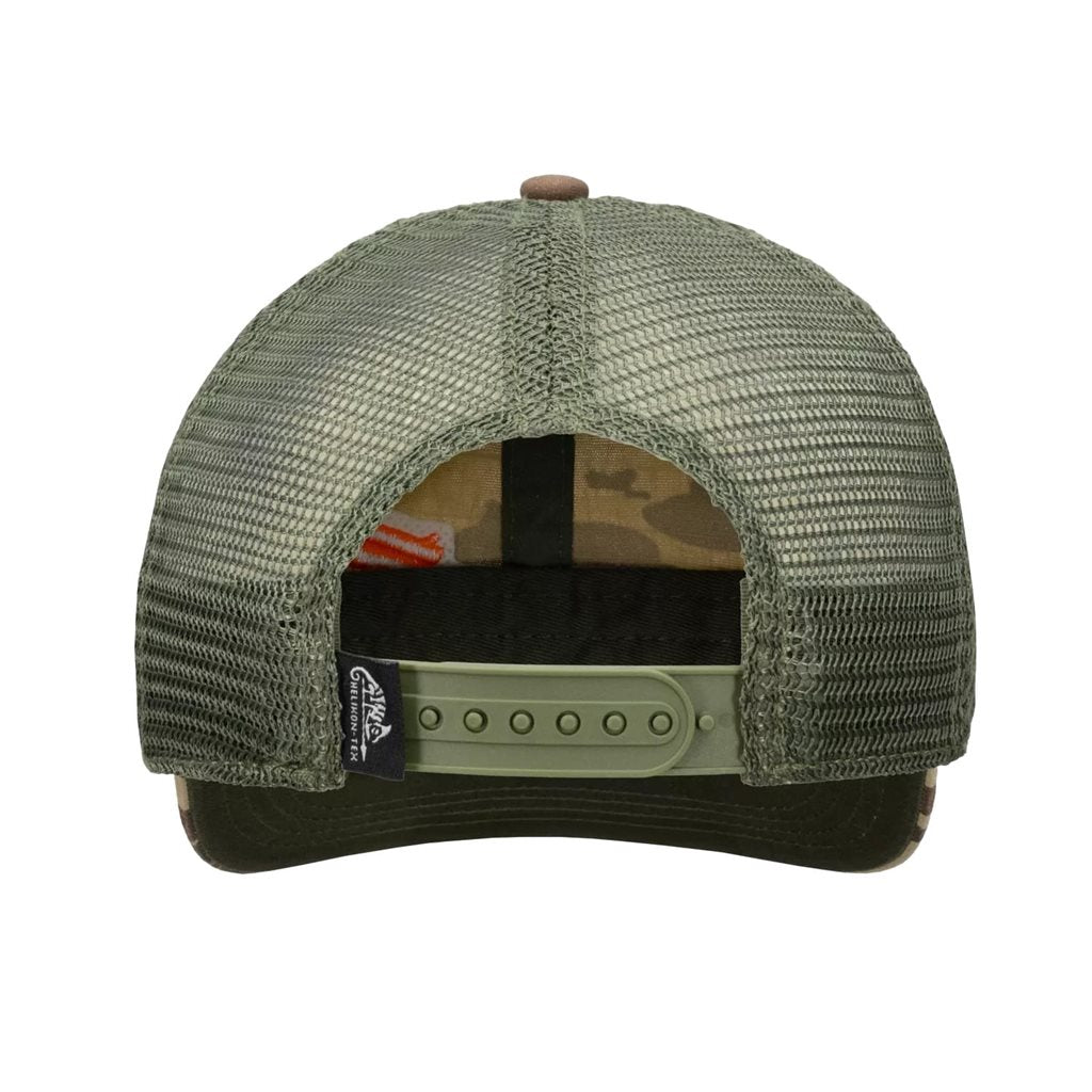 Gorra trucker GREASE GUN en estampado Duck Hunter con bordado del arma M3A1