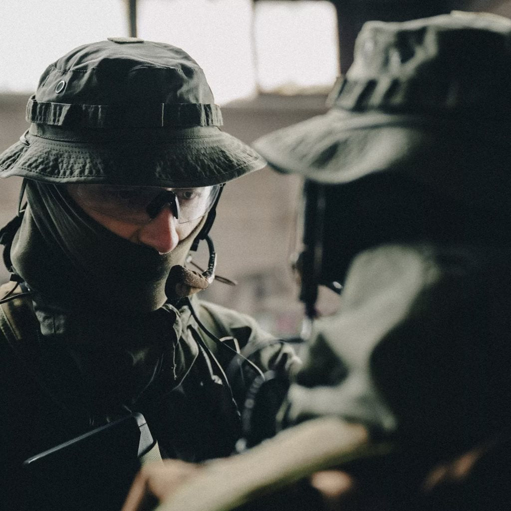 Nákrčník WRAP LIGHTWEIGHT ČERNÝ - braga de cuello negra de poliéster, ligera y cálida