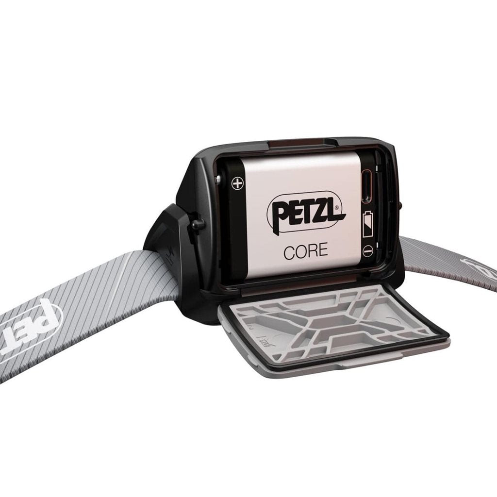 Linterna frontal TIKKA CORE 2025 negra de Petzl, 450 lúmenes, reflector fosforescente y batería CORE incluida