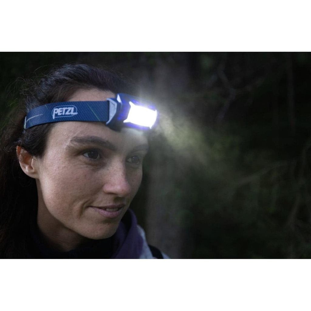 Linterna frontal TIKKA CORE 2025 negra de Petzl, 450 lúmenes, reflector fosforescente y batería CORE incluida