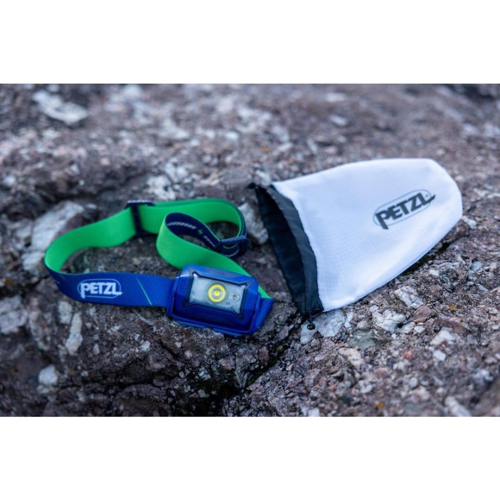 Linterna frontal TIKKA CORE 2025 negra de Petzl, 450 lúmenes, reflector fosforescente y batería CORE incluida