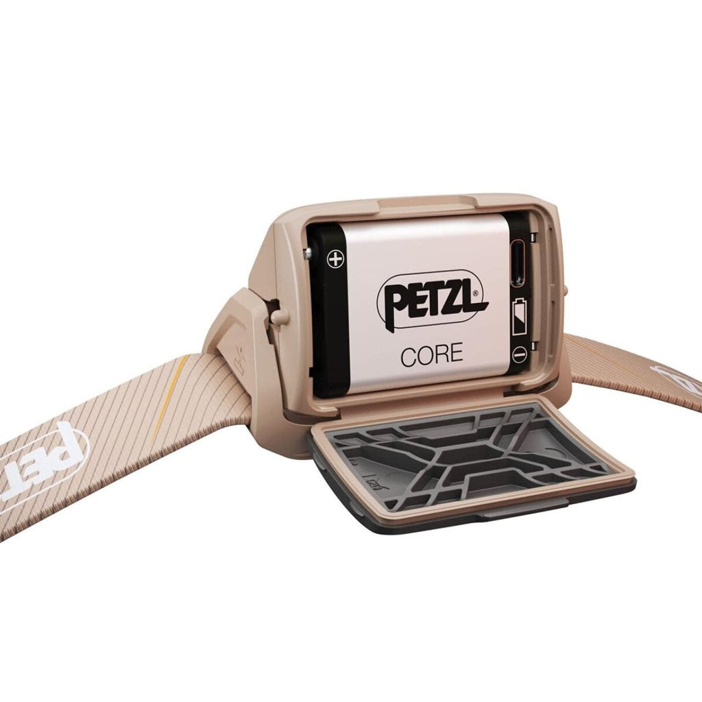 Linterna frontal TIKKA CORE 2025 negra de Petzl, 450 lúmenes, reflector fosforescente y batería CORE incluida