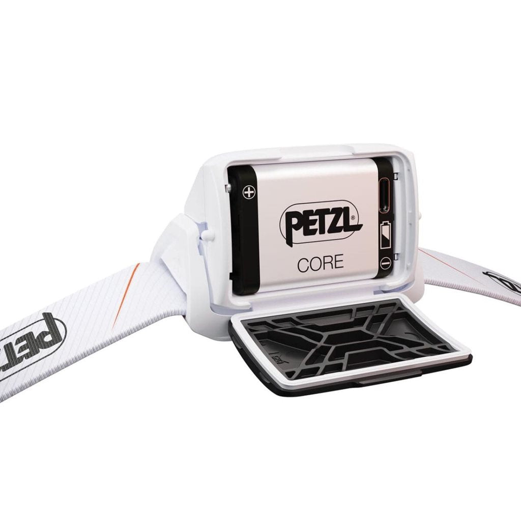Linterna frontal TIKKA CORE 2025 negra de Petzl, 450 lúmenes, reflector fosforescente y batería CORE incluida