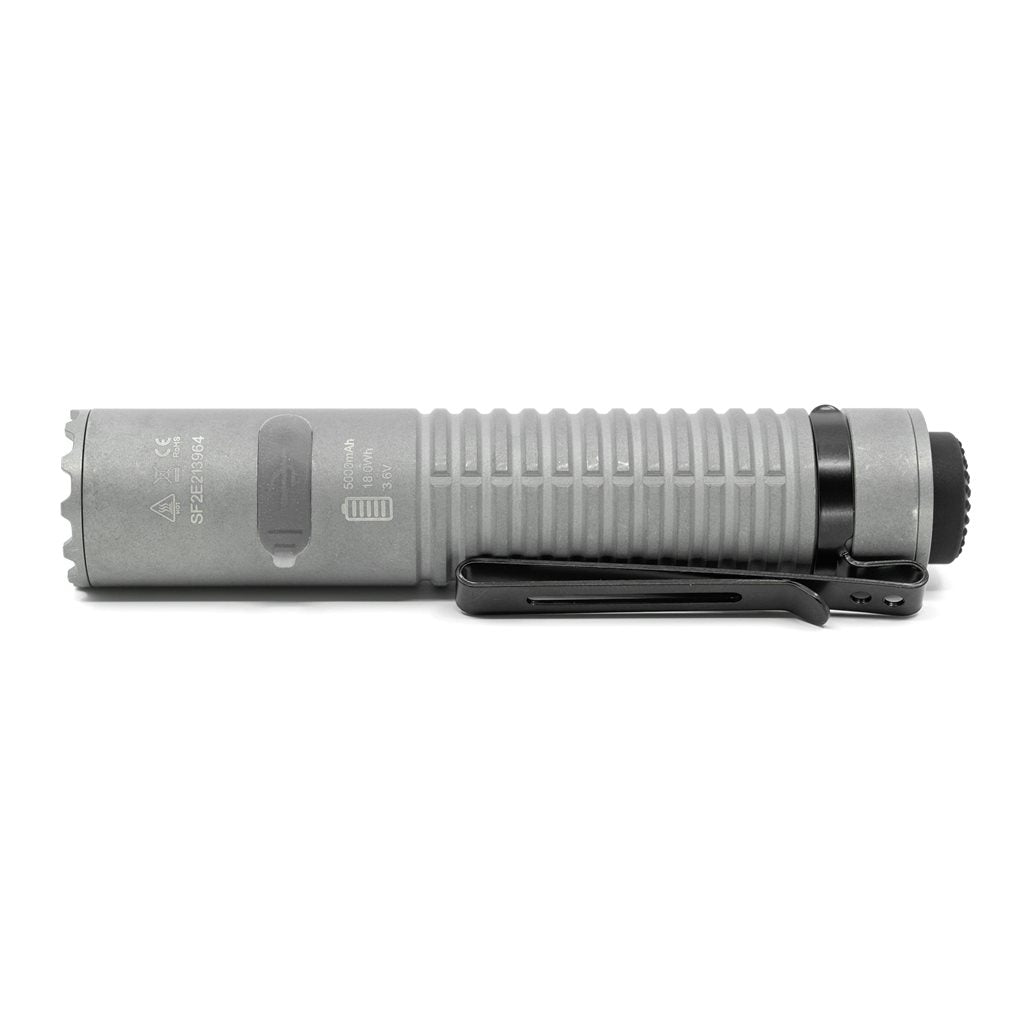 Linterna E21 TITAN recargable 2000 lúmenes, alcance 322 m, aleación de titanio, IP68