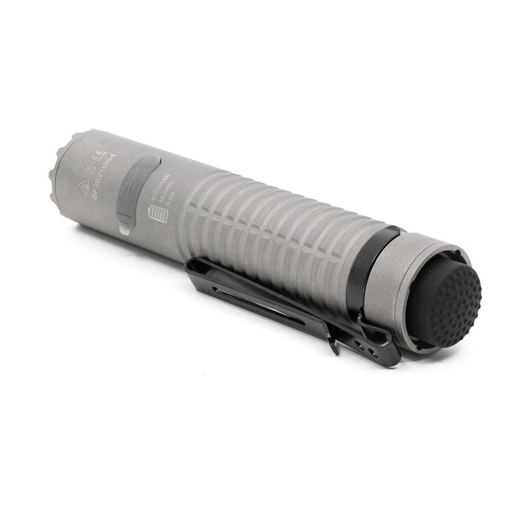 Linterna E21 TITAN recargable 2000 lúmenes, alcance 322 m, aleación de titanio, IP68