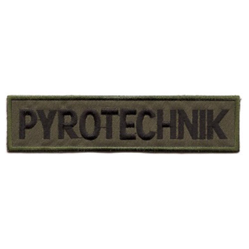 Parche grande PYROTECHNIK oliva bordado 7x34 cm sobre fondo verde