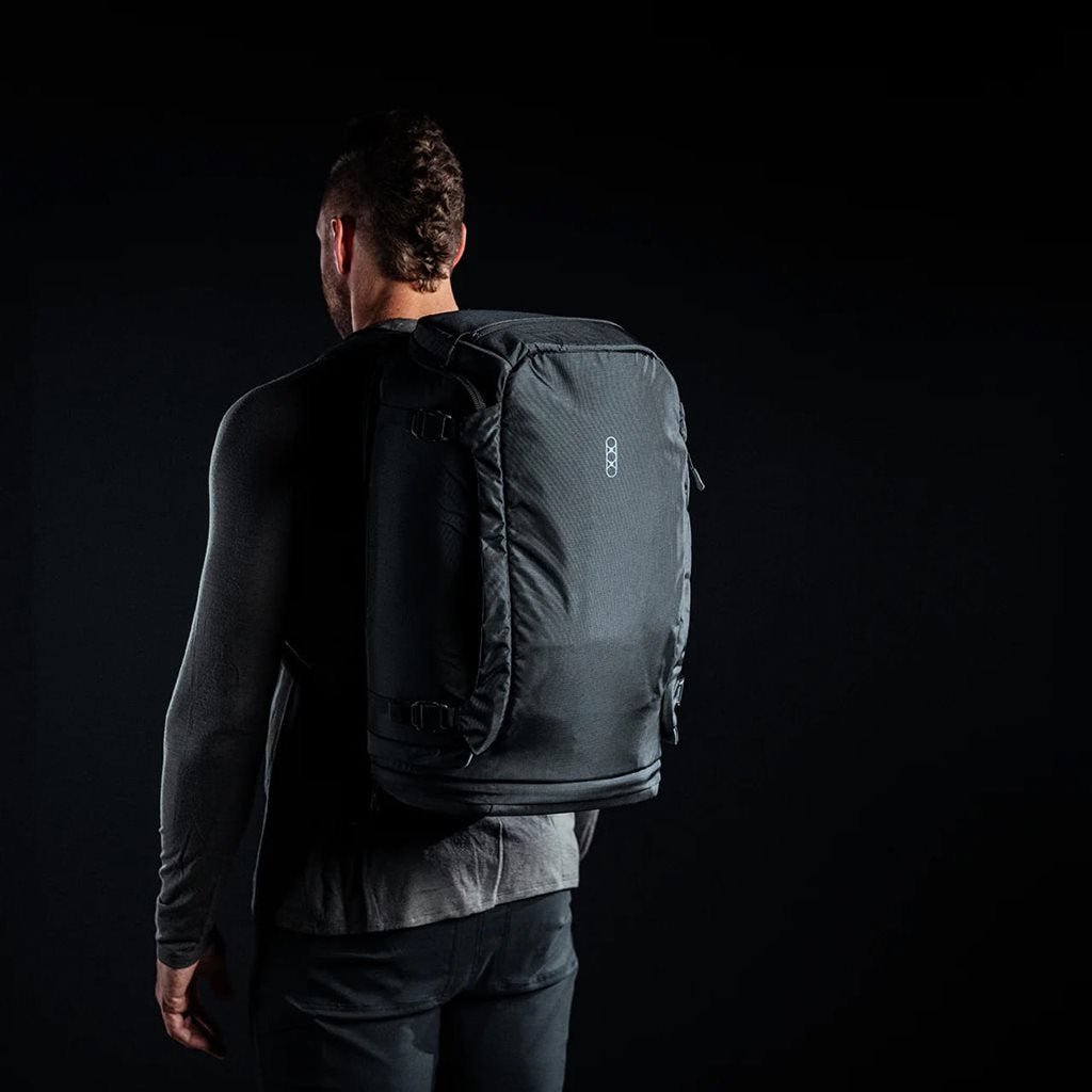 Mochila FADE ADAPT negra con diseño expandible y posibilidad de portación oculta