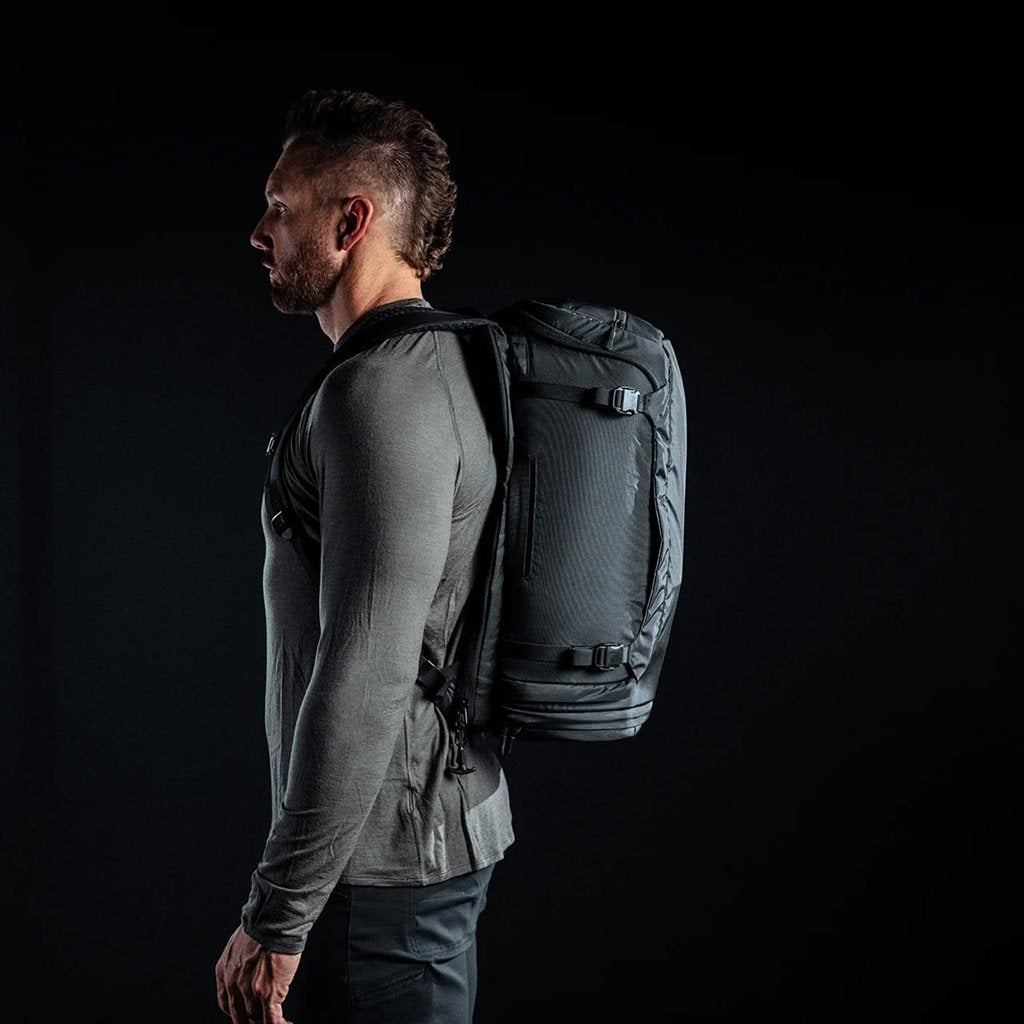 Mochila FADE ADAPT negra con diseño expandible y posibilidad de portación oculta
