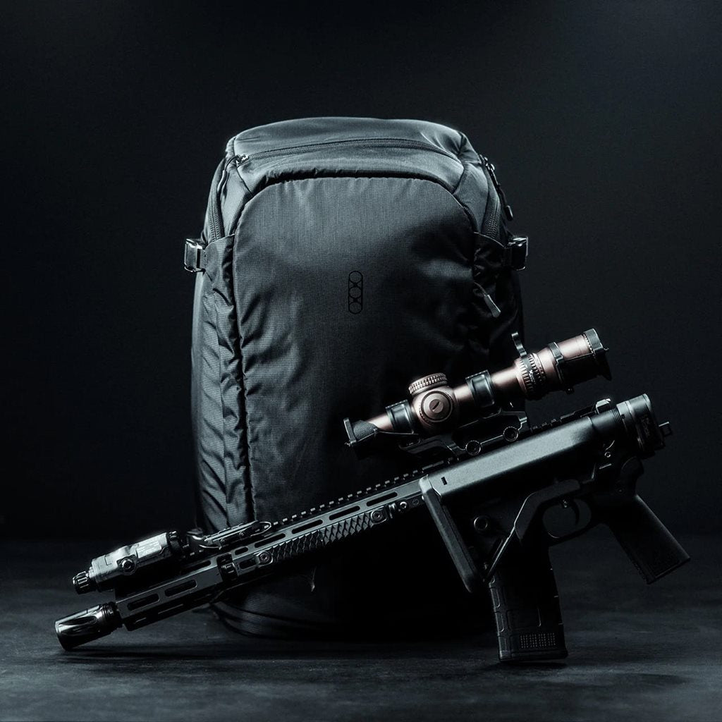 Mochila FADE ADAPT negra con diseño expandible y posibilidad de portación oculta
