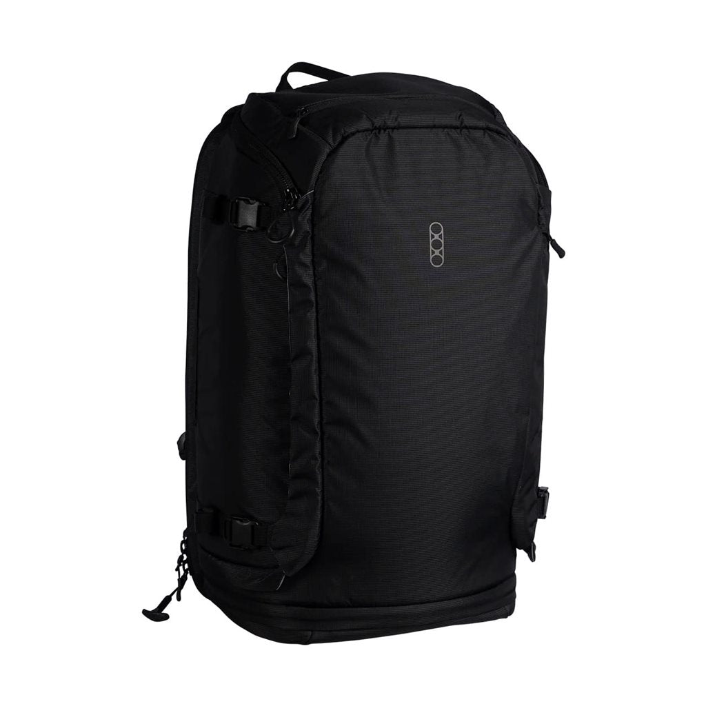 Mochila FADE ADAPT negra con diseño expandible y posibilidad de portación oculta