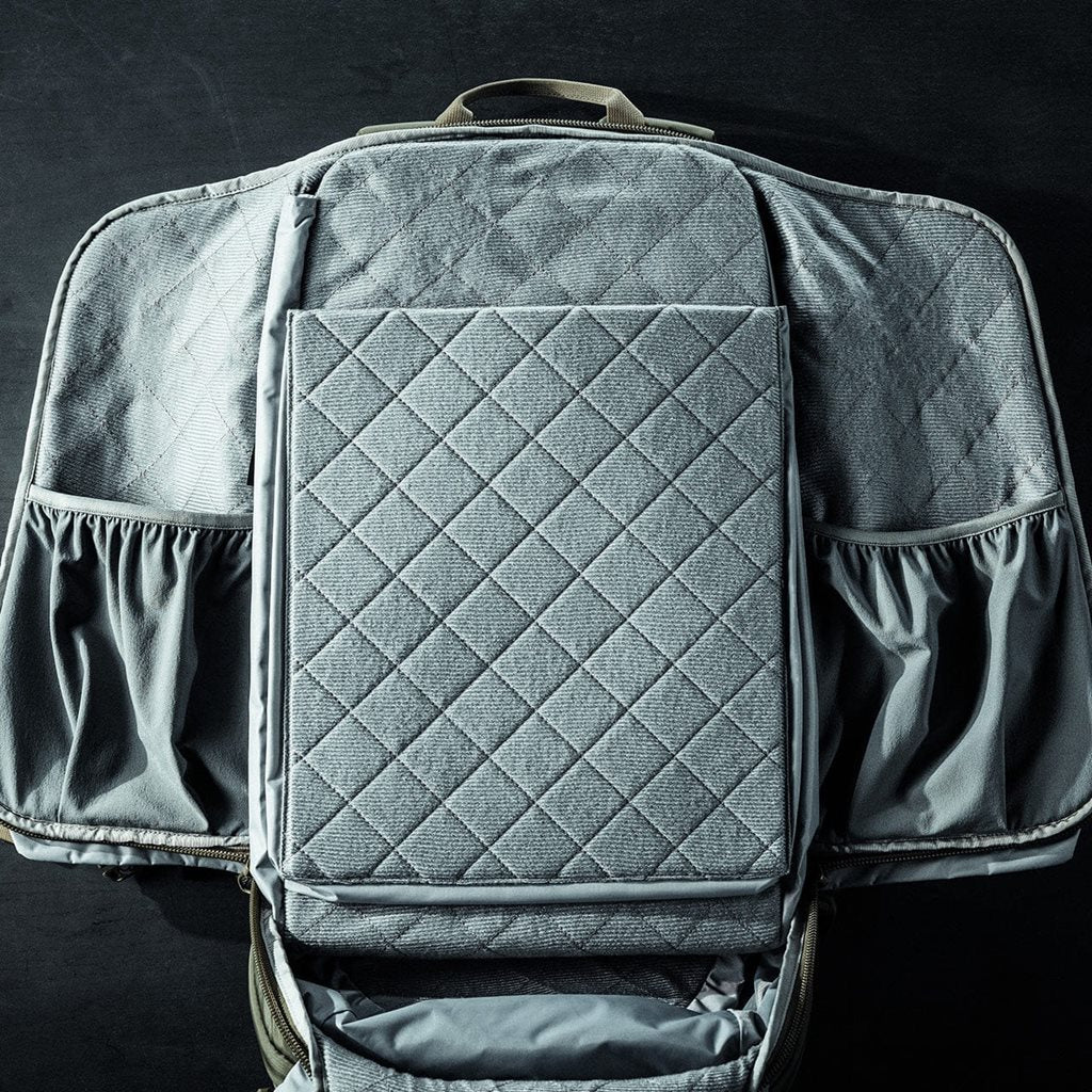 Mochila FADE ADAPT negra con diseño expandible y posibilidad de portación oculta