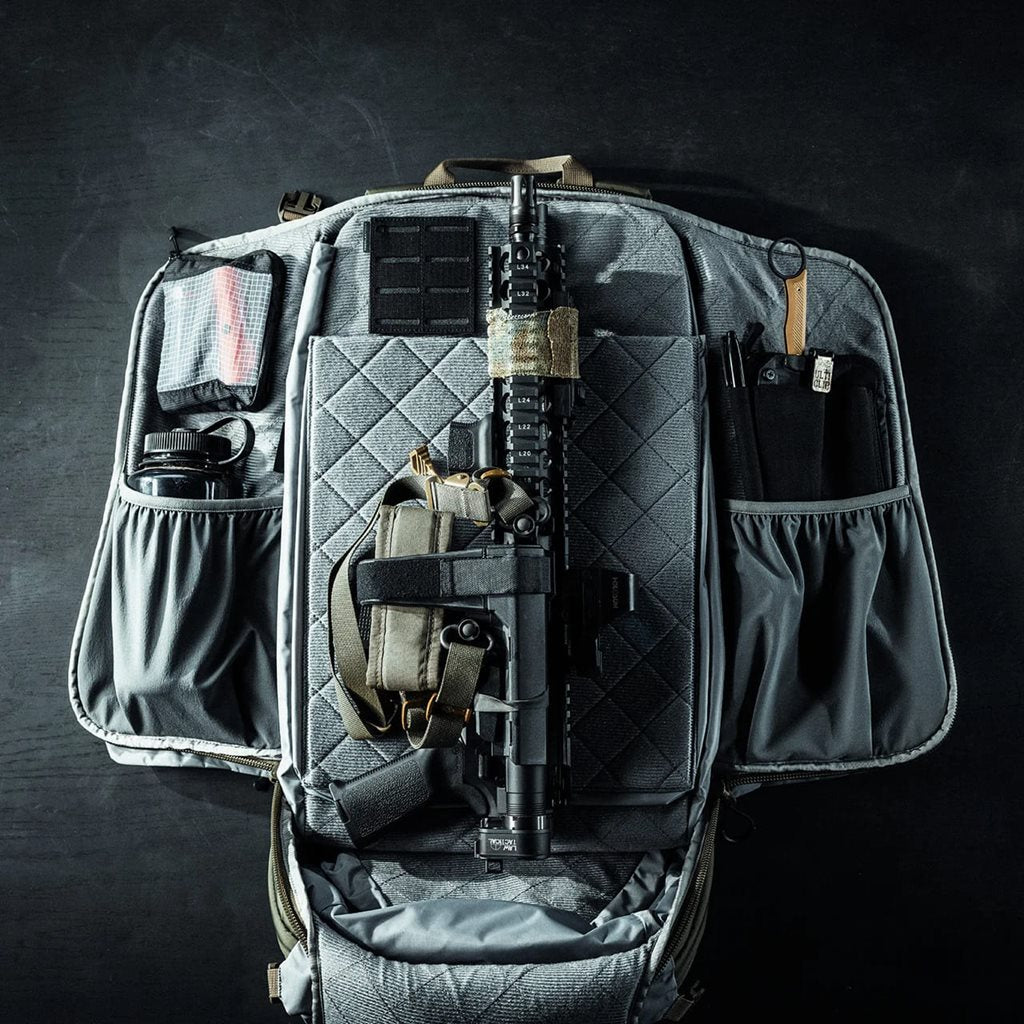 Mochila FADE ADAPT negra con diseño expandible y posibilidad de portación oculta