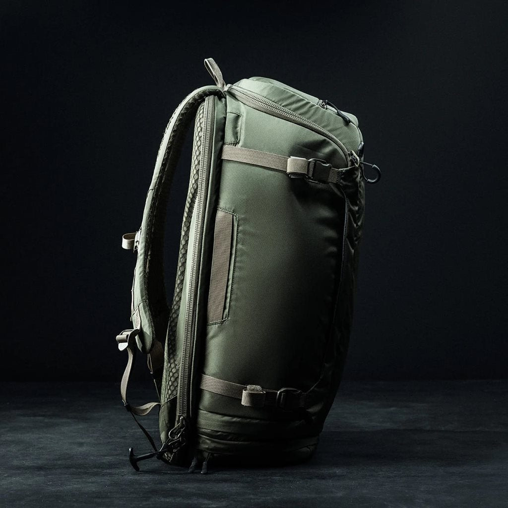 Mochila FADE ADAPT negra con diseño expandible y posibilidad de portación oculta