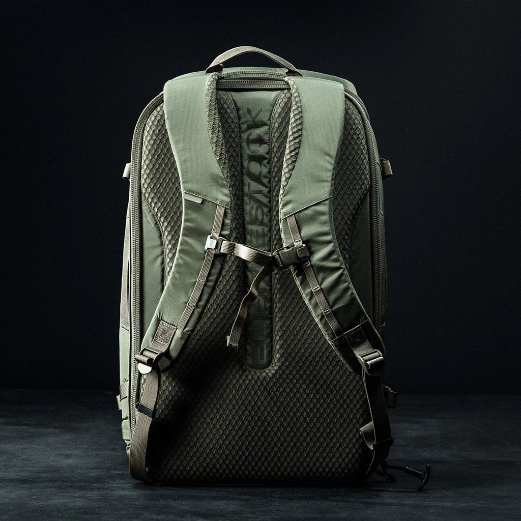 Mochila FADE ADAPT negra con diseño expandible y posibilidad de portación oculta