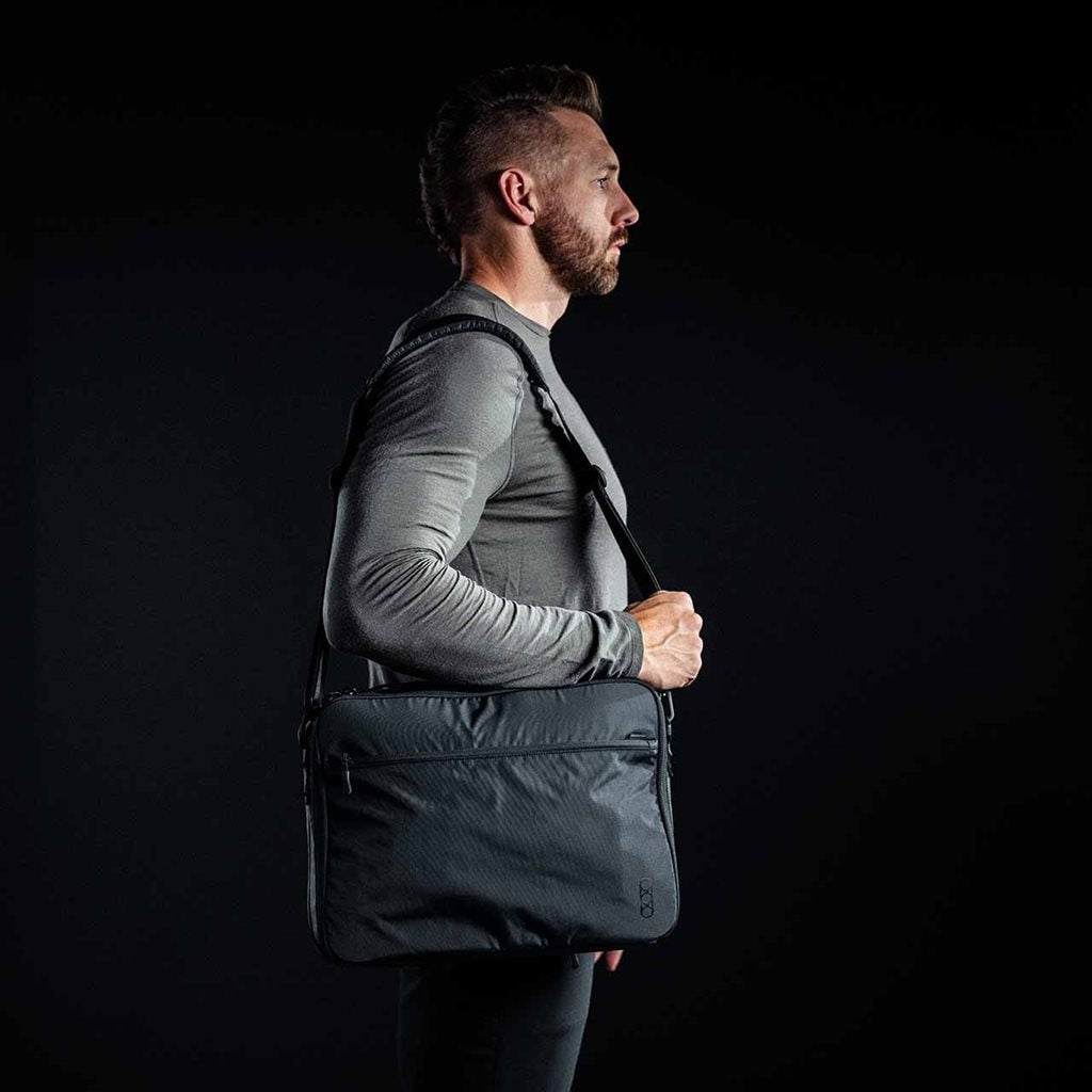 Bolsa bandolera FADE BRIEF negra Eberlestock, para portátil y porte oculto
