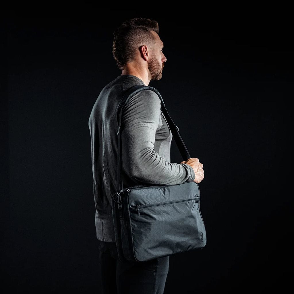 Bolsa bandolera FADE BRIEF negra Eberlestock, para portátil y porte oculto
