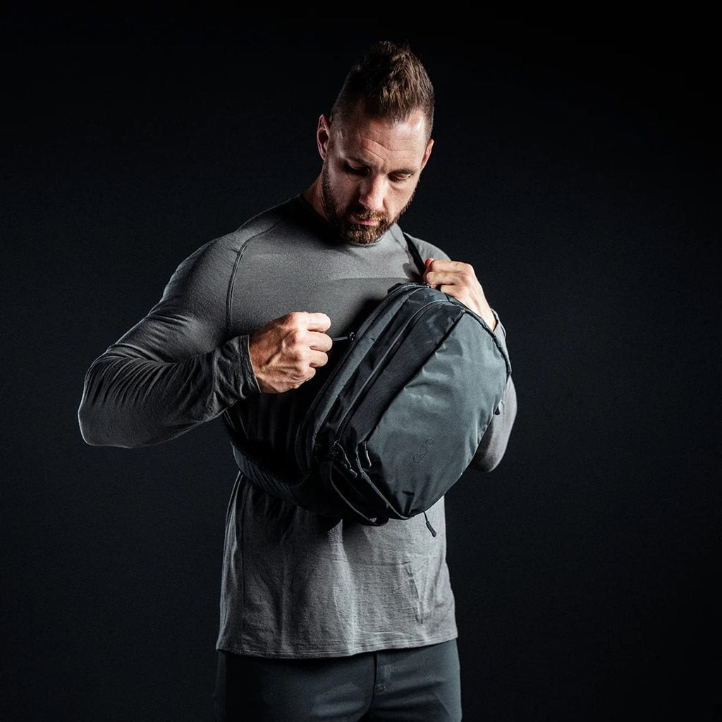 Mochila bandolera táctica FADE SLING gris en nylon 210D rip-stop para transporte discreto