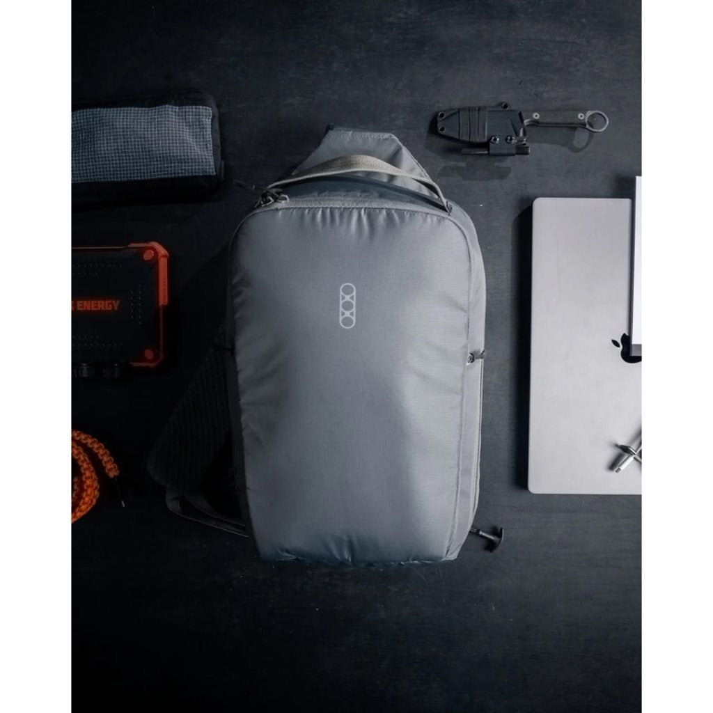 Mochila táctica FADE SLING XL gris, mochila sling de un hombro para portar pistolas y PDW compactas
