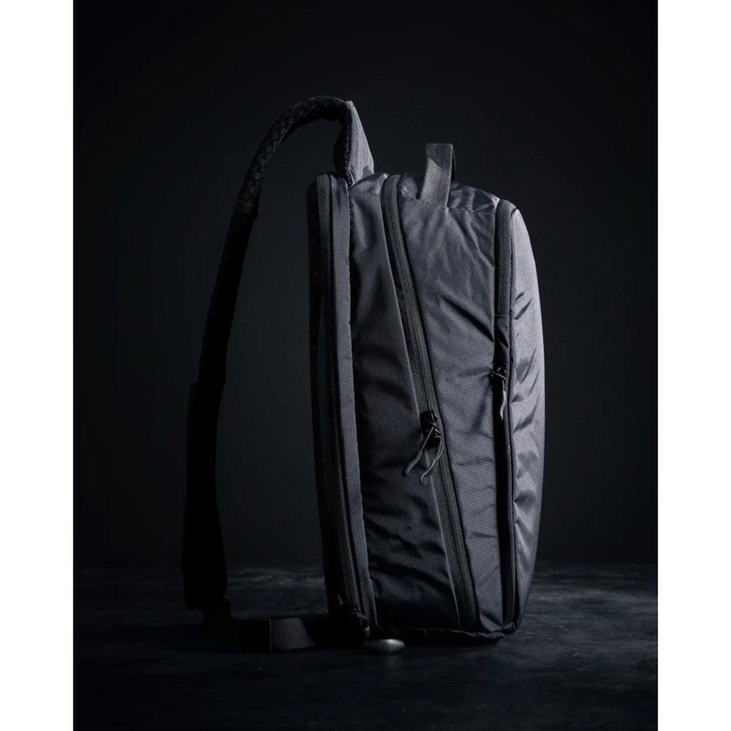 Mochila táctica FADE SLING XL gris, mochila sling de un hombro para portar pistolas y PDW compactas