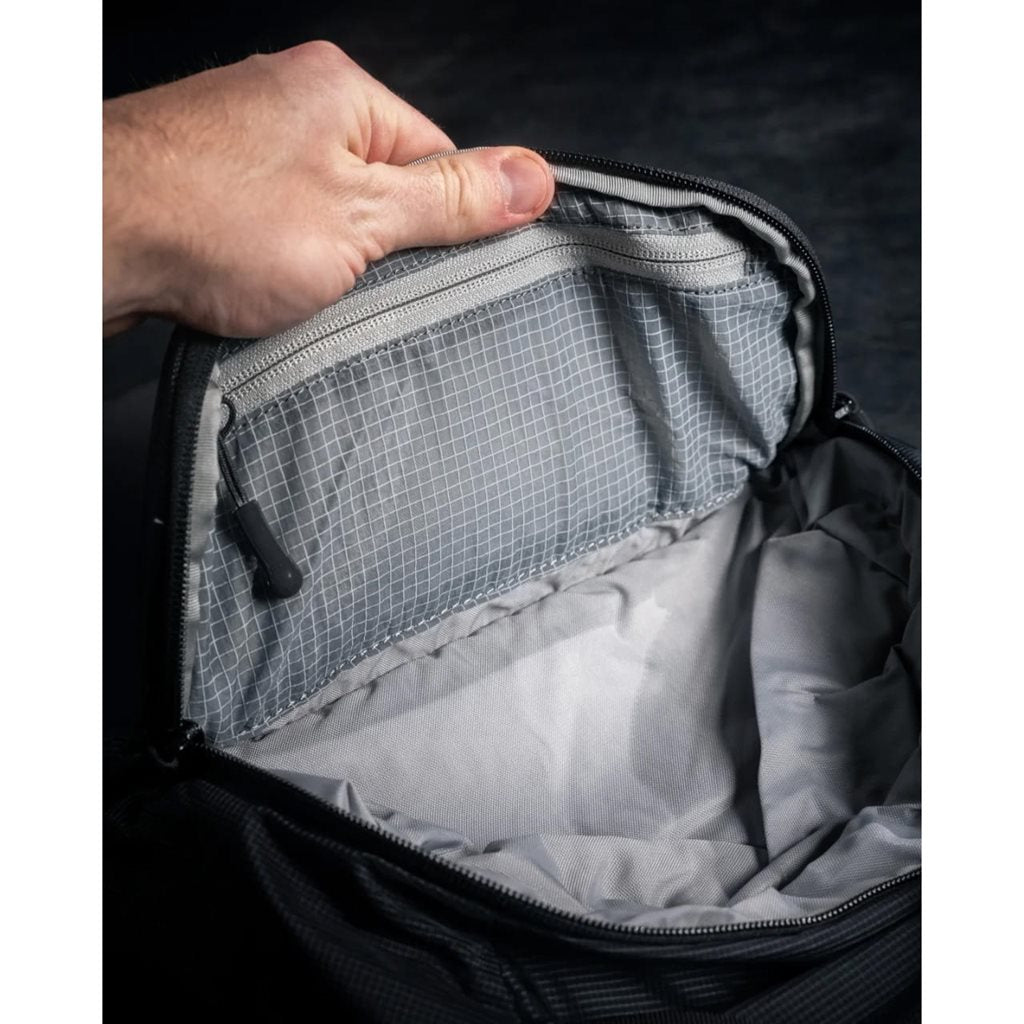 Mochila táctica FADE SLING XL gris, mochila sling de un hombro para portar pistolas y PDW compactas
