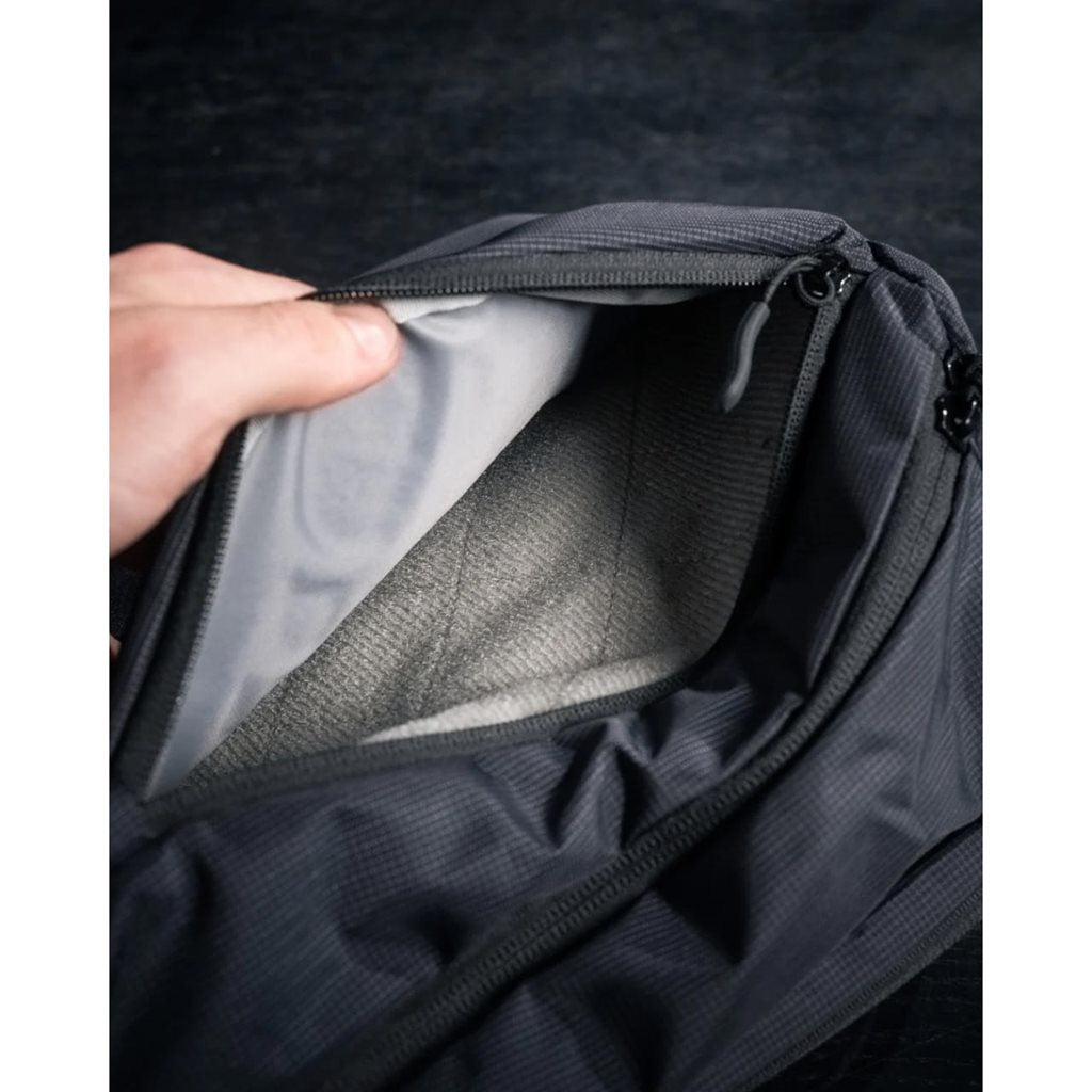 Mochila táctica FADE SLING XL gris, mochila sling de un hombro para portar pistolas y PDW compactas
