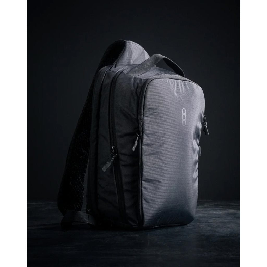 Mochila táctica FADE SLING XL gris, mochila sling de un hombro para portar pistolas y PDW compactas