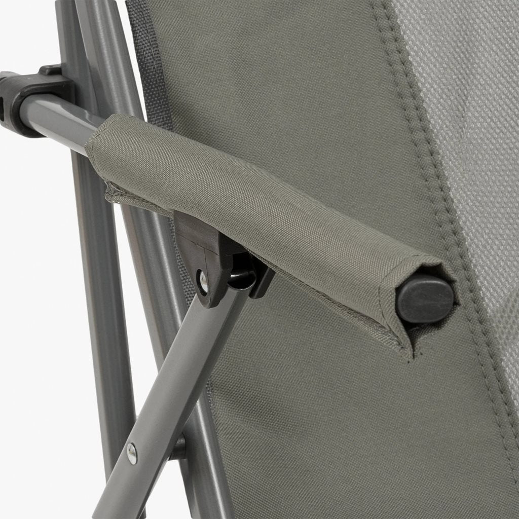 Silla DOUNE de camping gris con malla central y estructura de acero