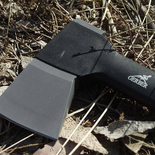 Hacha Gerber Gator Axe II con sierra oculta en el mango y hoja de acero inoxidable